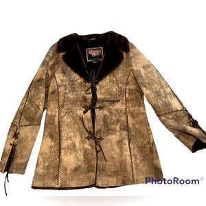 Genuine leather Cripple Creek size XL warm and soft faux brown fur lining.